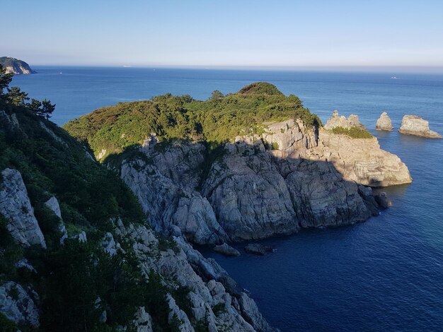 Foto rocce sulla riva del mare contro il cielo