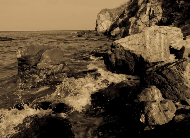 Foto rocce sulla riva del mare contro il cielo