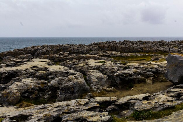 Foto rocce sulla riva del mare contro il cielo