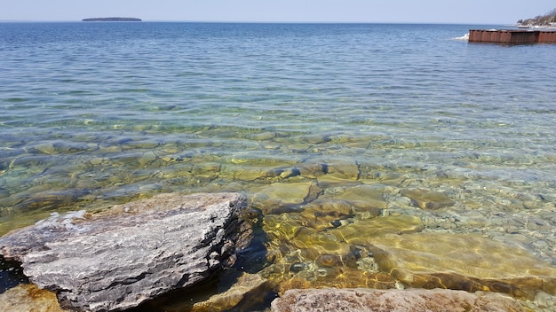 Foto rocce sulla riva del mare