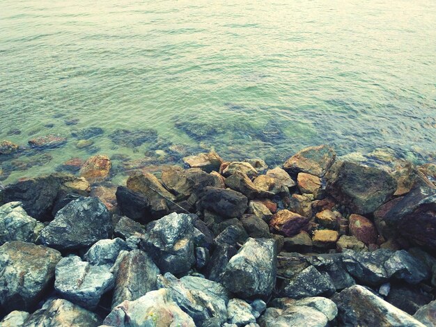 海の中の岩