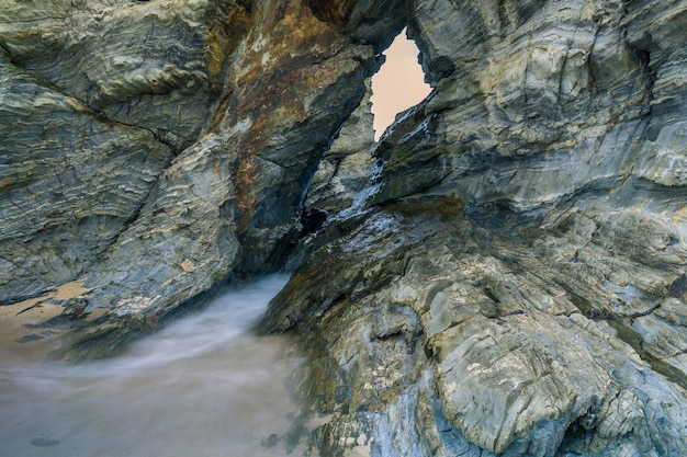 Foto rocce alla spiaggia di serantes nelle asturie, spagna