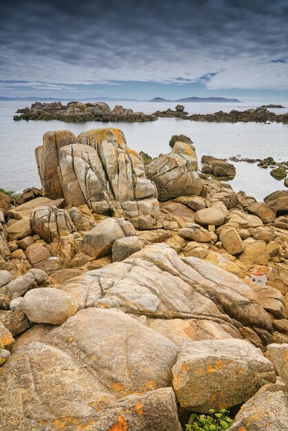 Photo rocks on shore against sky