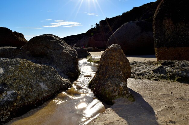 Foto rocce sulla riva contro il cielo