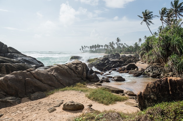 インド洋、ゴール、スリランカの海岸の岩
