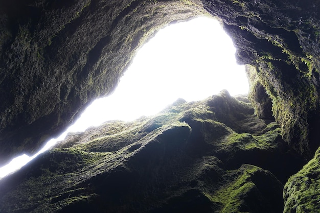 Photo rocks and sky in raudfeldsgja cave on snaefellsnes peninsula in iceland