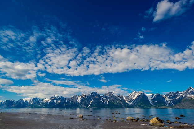 Rocce del sognefjord, il terzo fiordo più lungo del mondo e il più grande della norvegia.