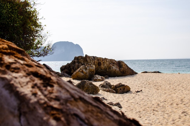 바위와 돌의 해변 태국 자연 풍경