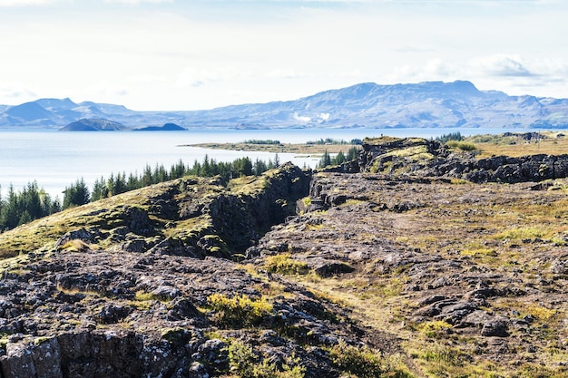 Thingvellir 공원의 바위와 Thingvallavatn 호수