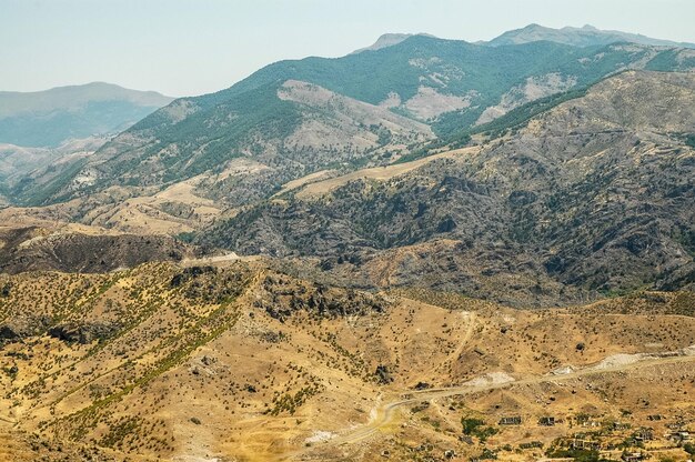 Photo rocky arid mountains in nagorno karabakh a disputed territory between armenia and azerbaijan