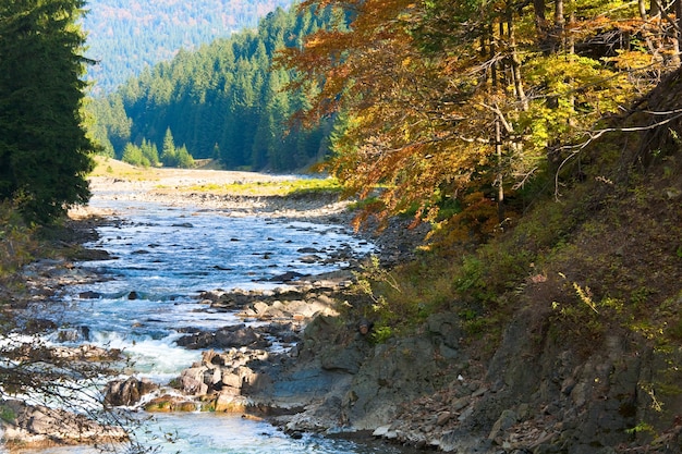 Каменистая осенняя горная река и водопады