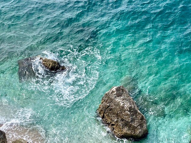 Photo rocky beach and crystal turquoise water of ionian sea in albania