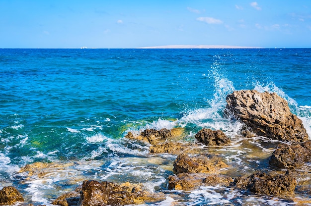 Скалистый пляж на берегу Красного моря. Красивый летний пейзаж