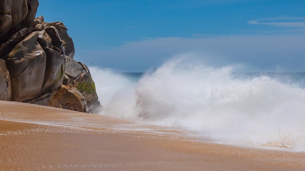 海の波と岩のビーチの海辺 夏の岩のビーチの写真の岩のビーチの海辺
