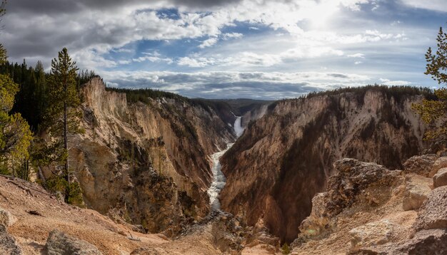 Rocky Canyon-rivier en waterval in Amerikaans landschap Grand Canyon of The Yellowstone