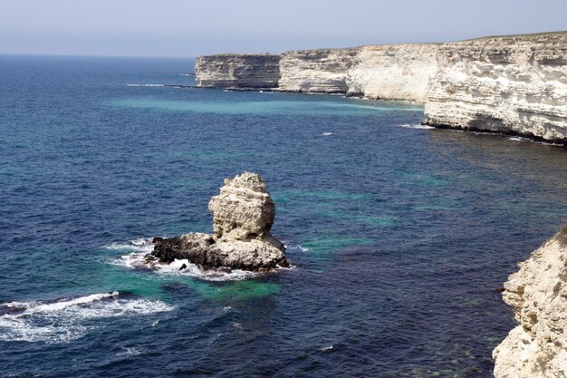 岩だらけの崖と美しい青い海