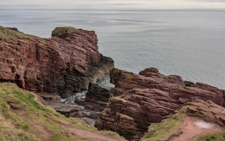 Photo rocky cliffs on the angus cliff trail