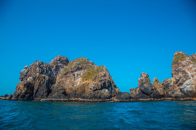 カリブ海のプンタデサルの岩だらけの崖テラホンジュラス