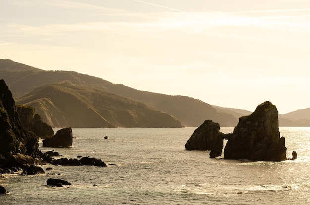 日没時の海水の岩の崖