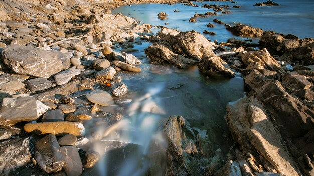 ティレニア海の岩が多い海岸湾。