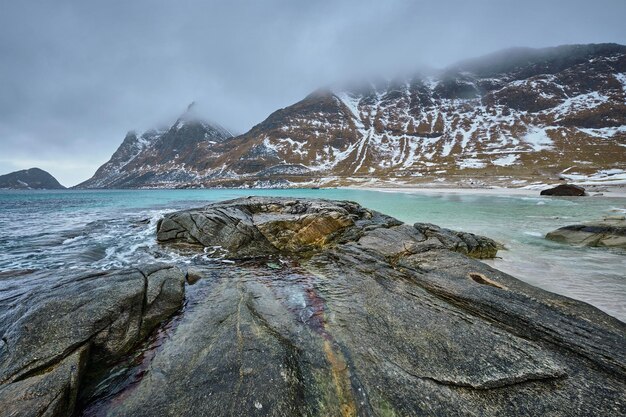 Photo rocky coast of fjord in norway