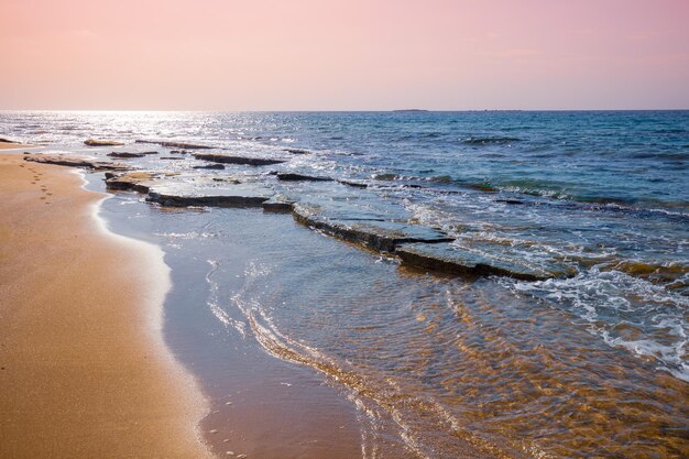 여름의 바위 해안 아름다운 바다 경치 선셋 비치
