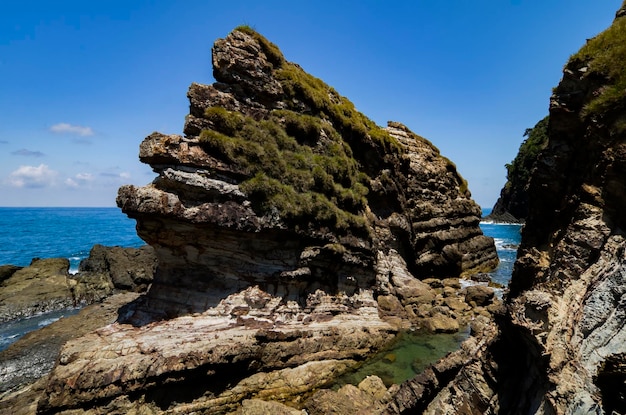 青い空を背景に岩石の海岸線の特徴
