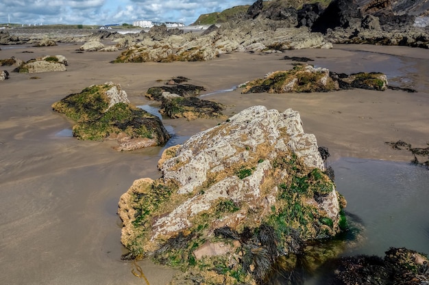 Photo rocky coastline at bude in cornwall