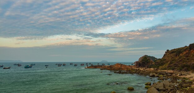 Photo rocky coastline evening sky vietnam