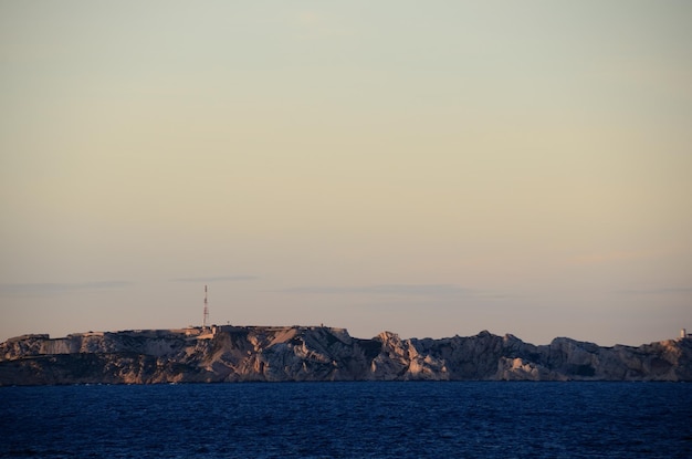 マルセイユの岩の多い海岸線