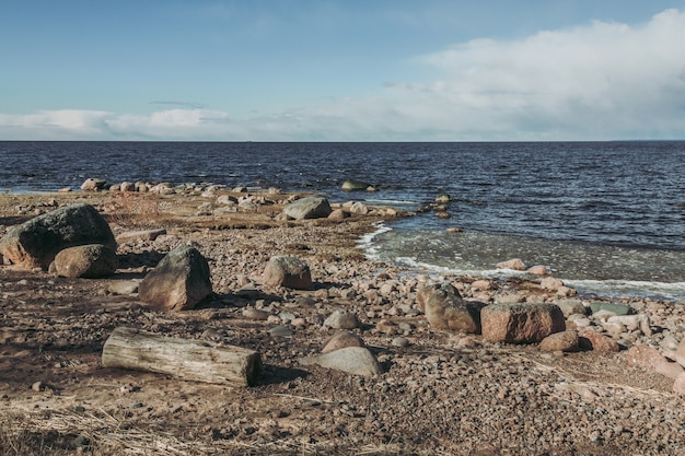 ロシア北部の岩の多い海岸線。