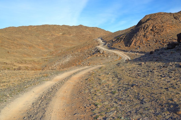 アルタイ山脈の岩だらけの未舗装の道路