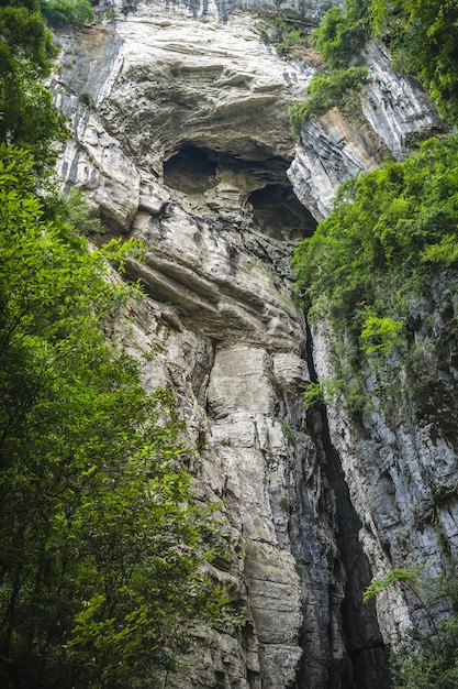 Wulong 국립 공원의 산 벽에 있는 바위 얼굴