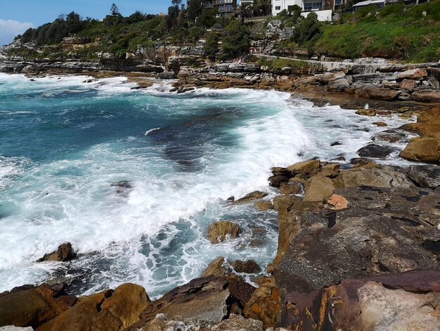 Rocky kustlijn met serene golven Bondi wandelen naar Coogee Australië