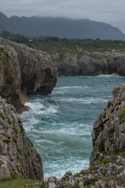 スペイン、アストゥリアスの北海岸線の岩の多い風景