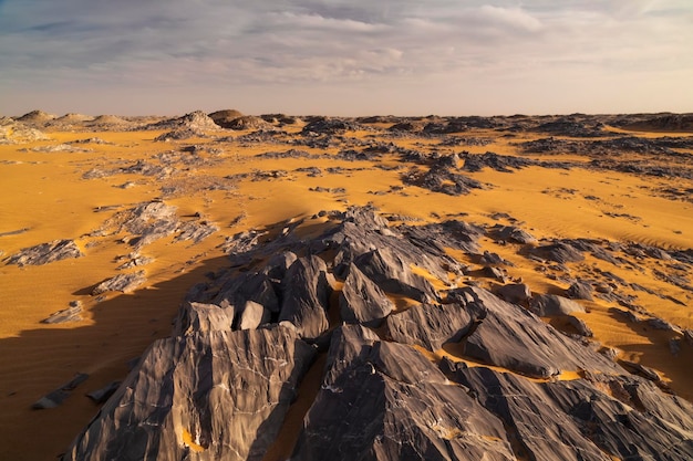 Photo rocky landscape at sunset in the white desert egypt