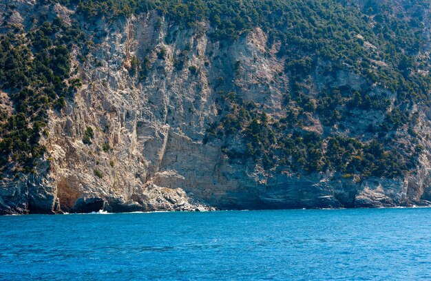 Costa rocciosa del mar ligure nel parco nazionale delle cinque terre in italia