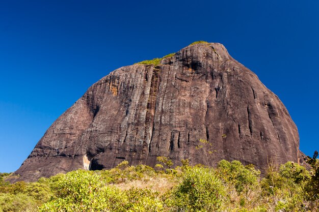 Photo rocky mountain in brazil - pico do papagaio