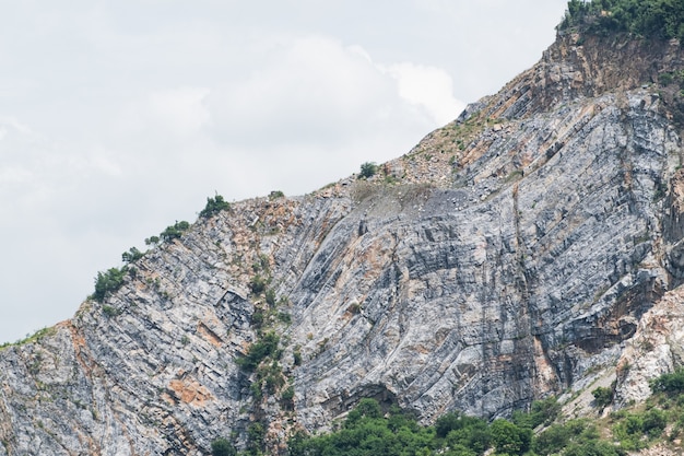 Foto montagna rocciosa e foresta verde nel tempo di giorno che sentono storng