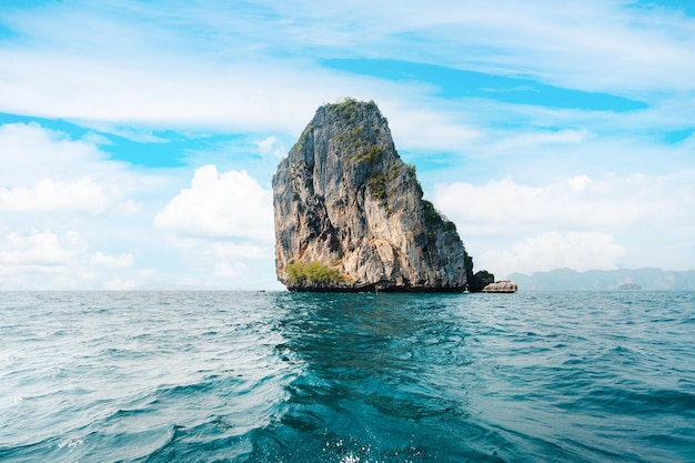 海の岩山の島