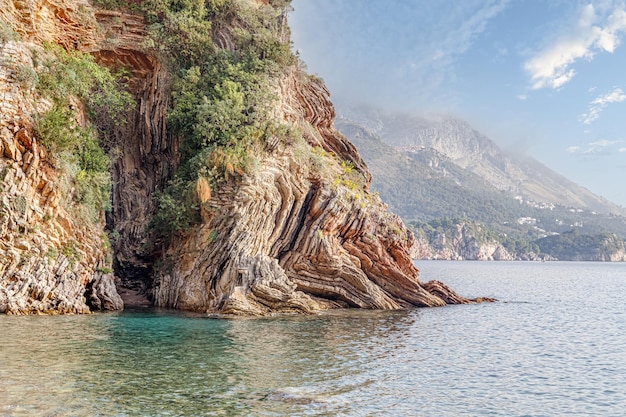 Фото Скалистая гора на море, текстура скал.