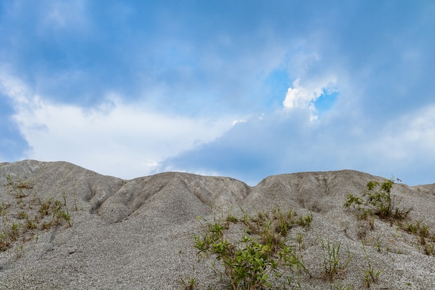 채굴 과정에서 채굴 된 바위 산 또는 흰 돌 더미
