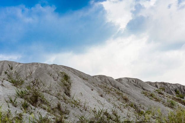 Скалистая гора или куча тонкого белого камня, добытого из горного дела