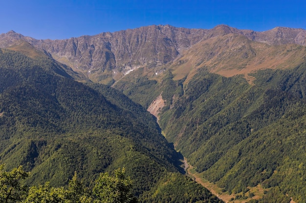 Photo rocky mountain sunny day blue sky ushba