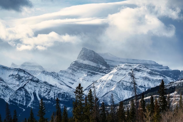 Rocky Mountains met sneeuw bedekt en wolken in de lucht in het nationale park