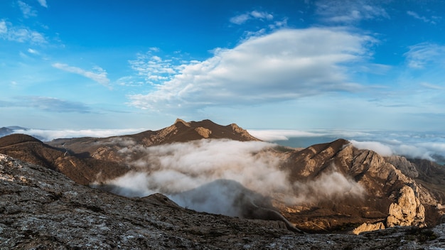 Rocky Mountains-panorama bij mistig weer