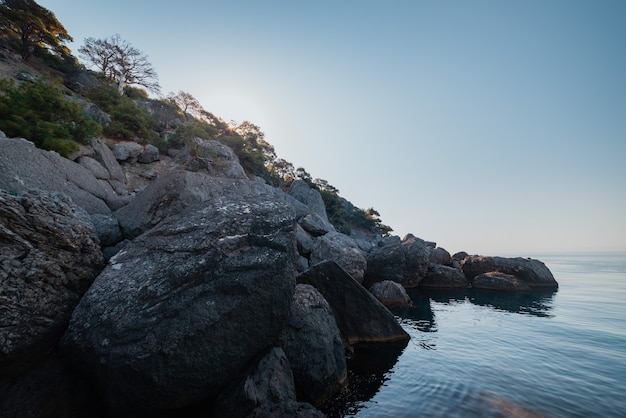 Montagne rocciose che sprofondano nel mare, novyi svet, crimea