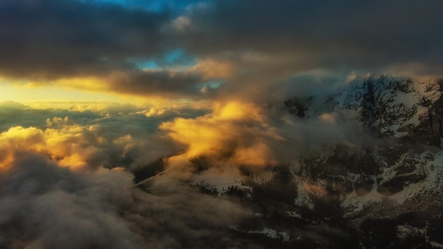 日没の航空写真のロッキー山脈