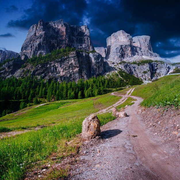 Photo rocky mountains at sunset dolomite alps italy