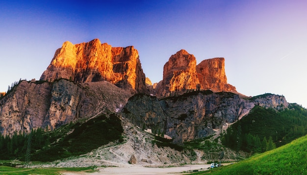 Foto montagne rocciose al tramonto. alpi dolomitiche italia